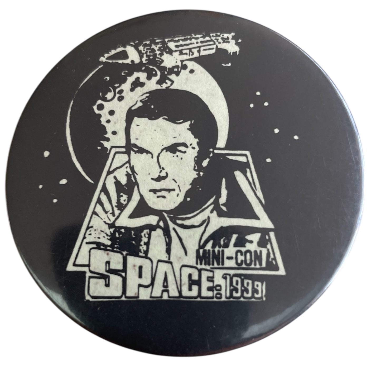 Vintage Fanderson 1997 Gerry Andersons Space 1999 Mini Con - Commander John Koenig Metal Convention Pin Badge - Fantastic Condition.