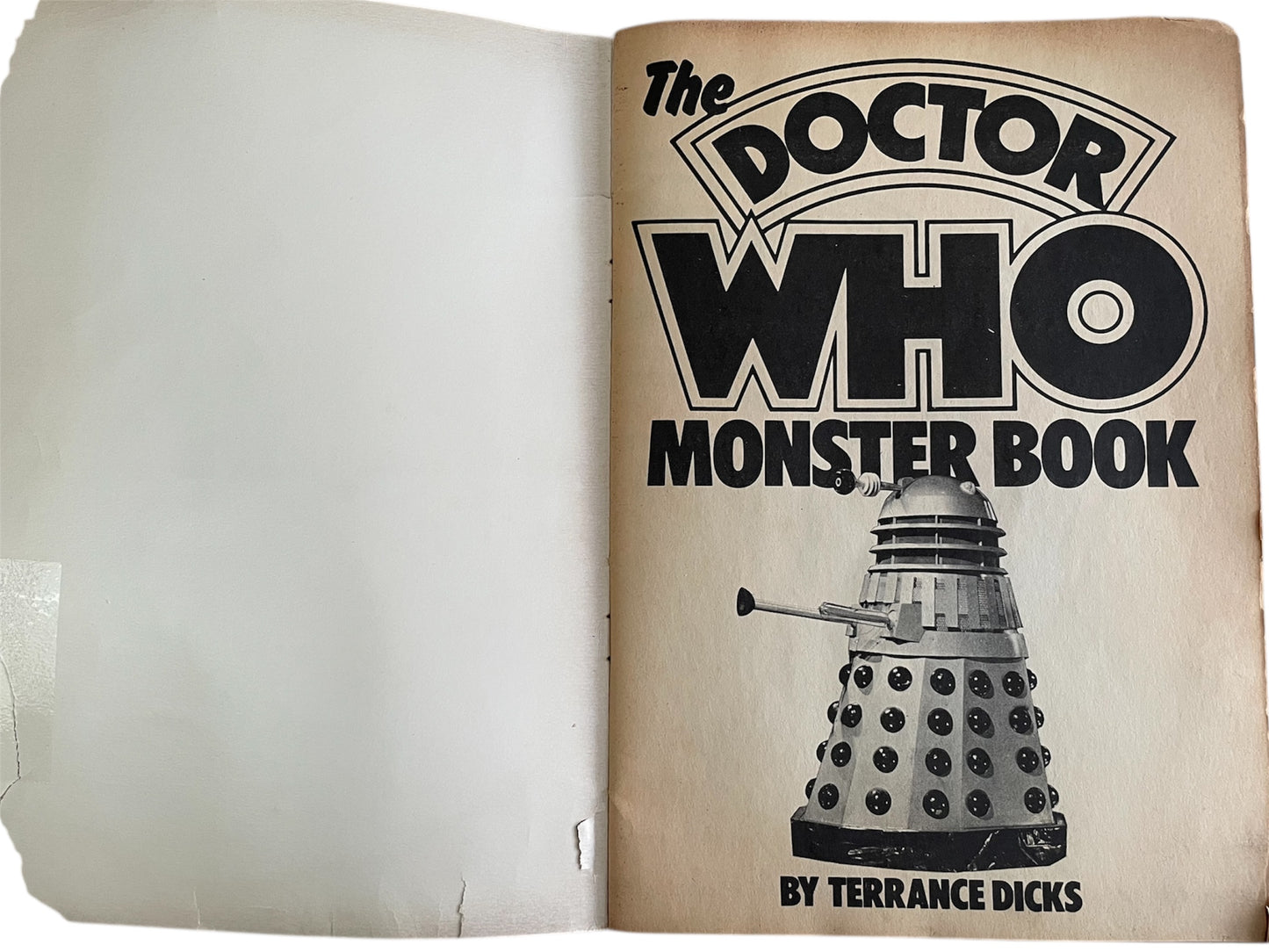 Vintage Target Books 1975 Doctor Dr Who Monster Book Paperback With Pull Out Poster