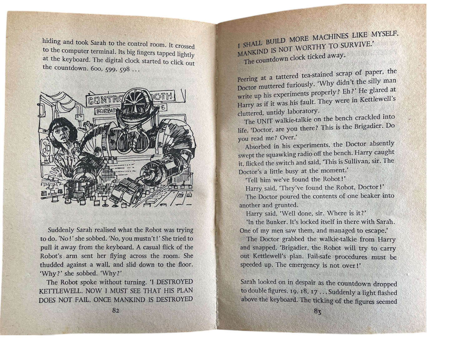 Vintage 1980 Junior Doctor Dr Who And The Giant Robot - Target Paperback Book By Terrance Dicks
