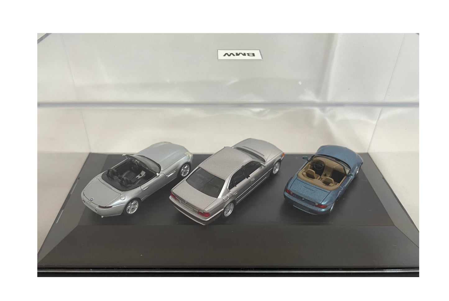 Vintage 2000 Edition James 007 Bond Drives BM Dealership Set Of 3 Mini Die-Cast Vehicles In Display Case - Z3 Roadster / 750iL / Z8 Roadster