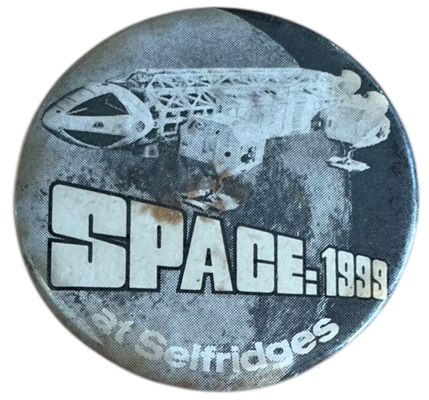 Vintage Badge A Minit 1985 Gerry Andersons Space 1999 - At Selfridges 40mm Metal Pin Badge - Good Condition