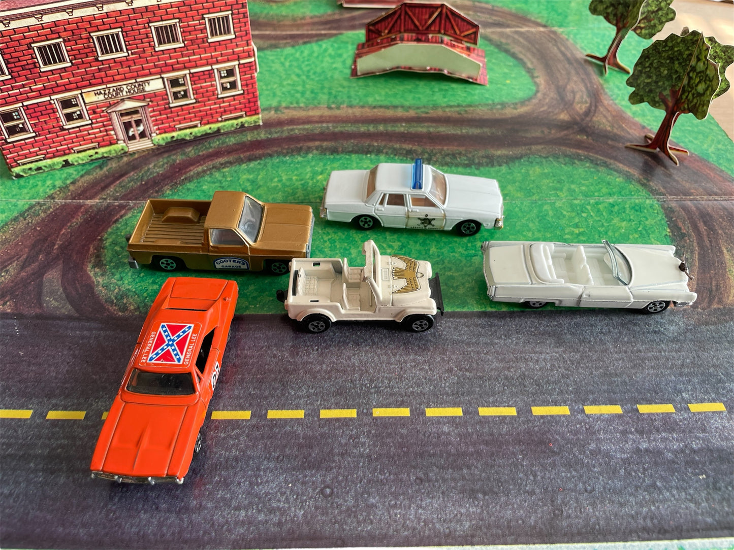 Vintage ERTLs 1981 The Dukes Of Hazzard Play Set - With 5 x 1/64 Scale Die-Cast Model Vehicles, Buildings, Trees And Play Surface - Fantastic Condition Ultra Rare Item - In The Original Box