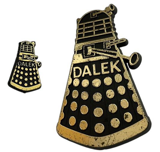 Vintage 1965 Doctor Dr Who &amp; The Daleks Plastoid Ltd Dalek Set Of 2 Badge / Pin Black And Gold 3 Inch And 1 Inch Versions - Fantastic Condition