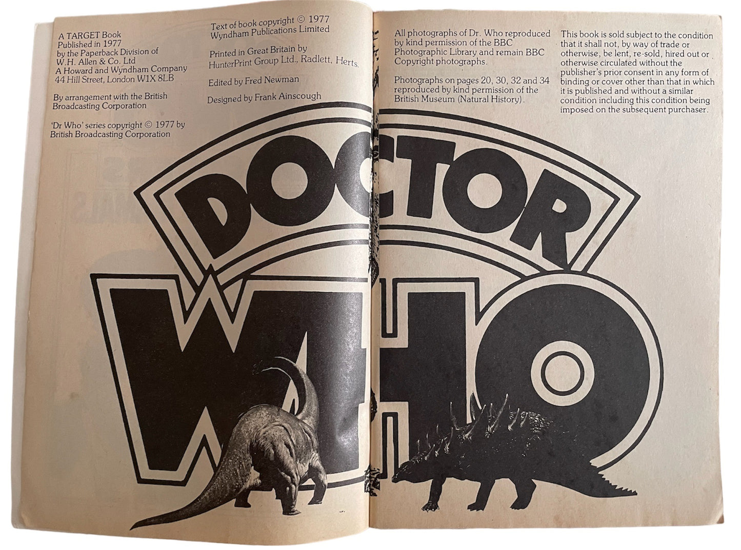 Vintage Target Books 1977 Doctor Who Discovers Prehistoric Animals Paperback Book With Free Colour Poster - Fantastic Condition Former Shop Stock